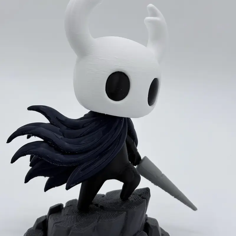 فیگور کاراکتر the Knight روی صخره از بازی هالو نایت