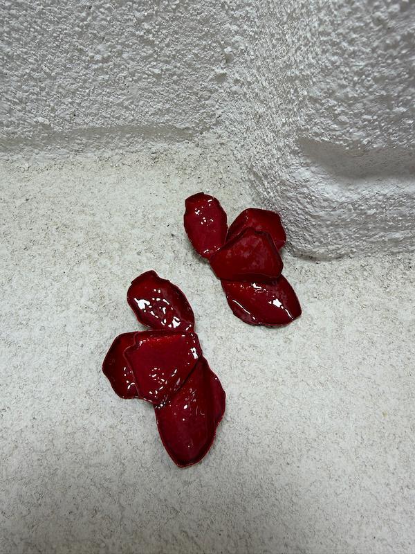 گوشواره نیم گل قرمز 