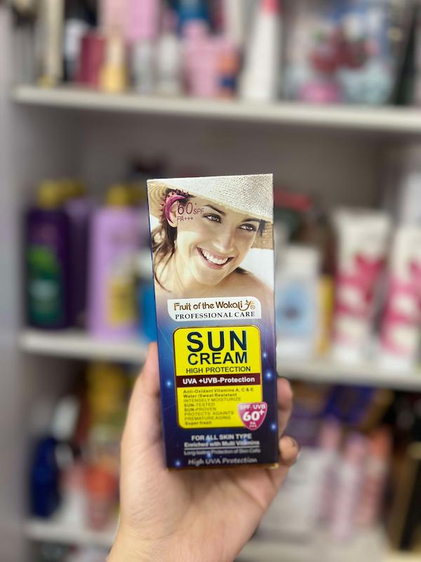کرم ضد آفتاب SPF ۶۰ بدون رنگ ۷۰ میلی لیتر