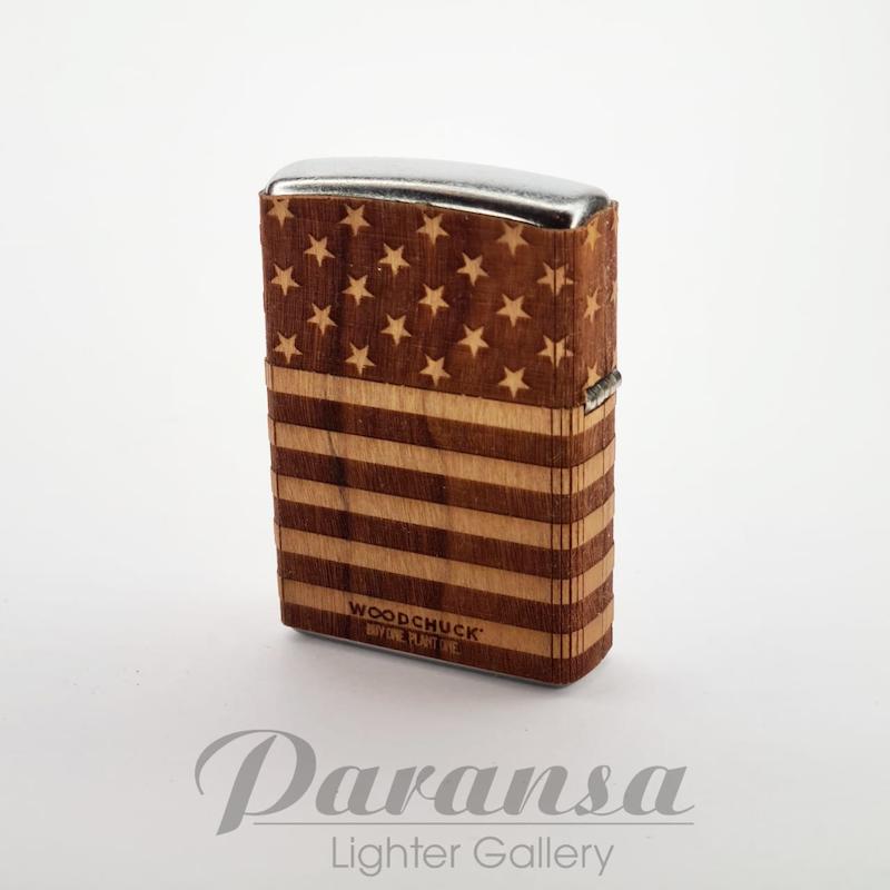 فندک Zippo Woodchuck با طرح پرچم آمریکا و بدنه چوبی طبیعی