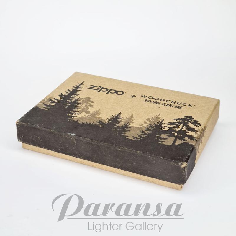 فندک Zippo Woodchuck با طرح پرچم آمریکا و بدنه چوبی طبیعی