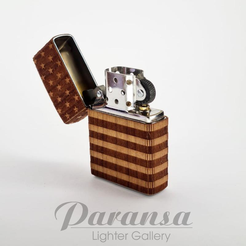 فندک Zippo Woodchuck با طرح پرچم آمریکا و بدنه چوبی طبیعی