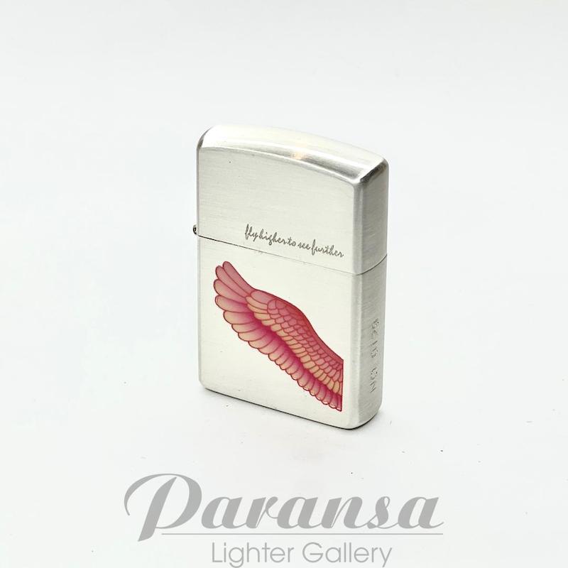 فندک زورو برنجی طرح بال بنزینی با رنگ آبی و بال صورتی شبتاب در جعبه فلزی