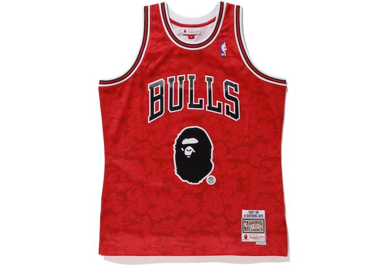 BAPE x Mitchell & Ness Bulls ABC Basketball Swingman Trikot Rot