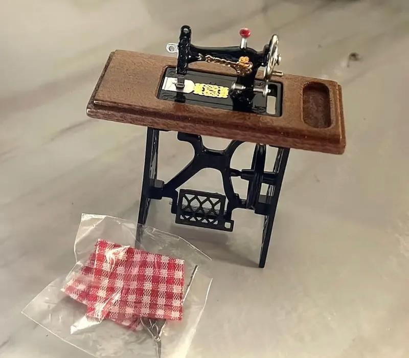 لوازم جانبي خانه عروسكي مينياتوري مدل چرخ خياطي(HED-19.43-TM)