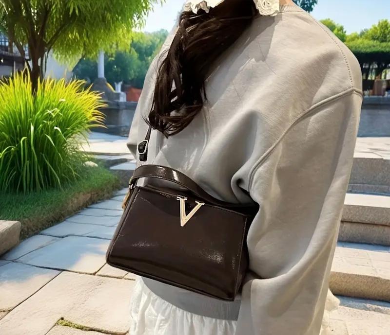 کیف دوشی شیک چرم مصنوعی مشکی با طرح V طلایی(Hed-25.41-TM)