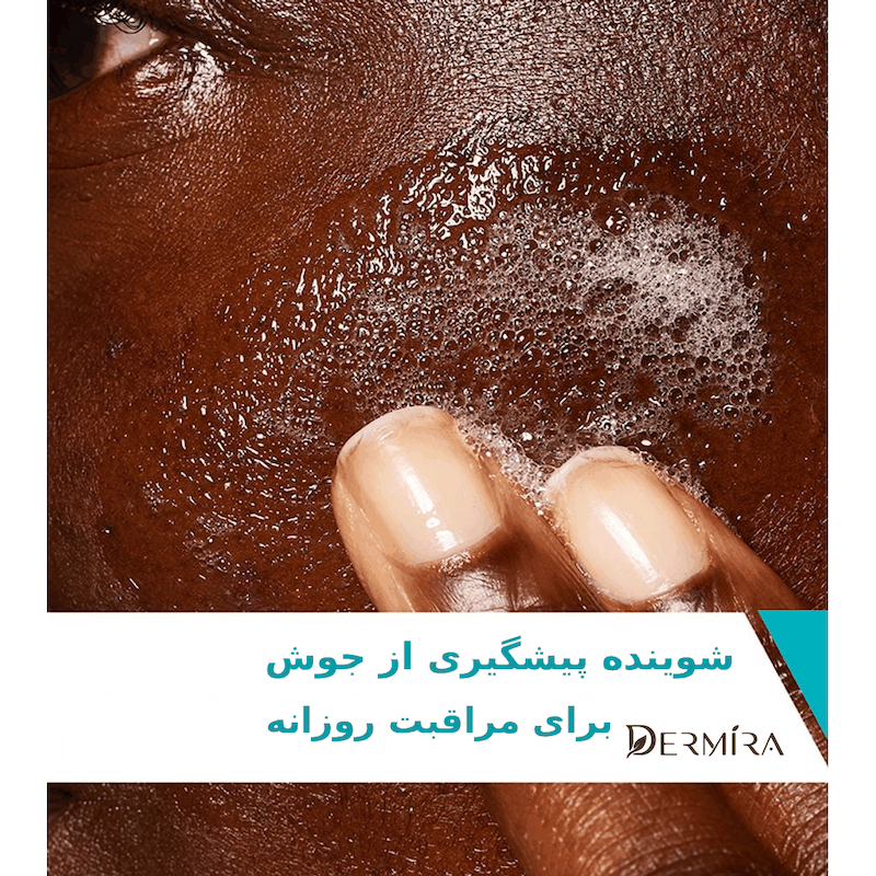نمای نزدیک کف شوینده ضد جوش سراوی روی پوست و روش استفاده