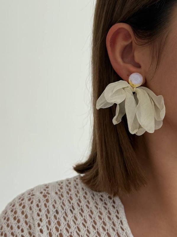 گوشواره پارچه‌ای شیری