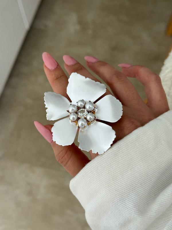 انگشتر گل سفید