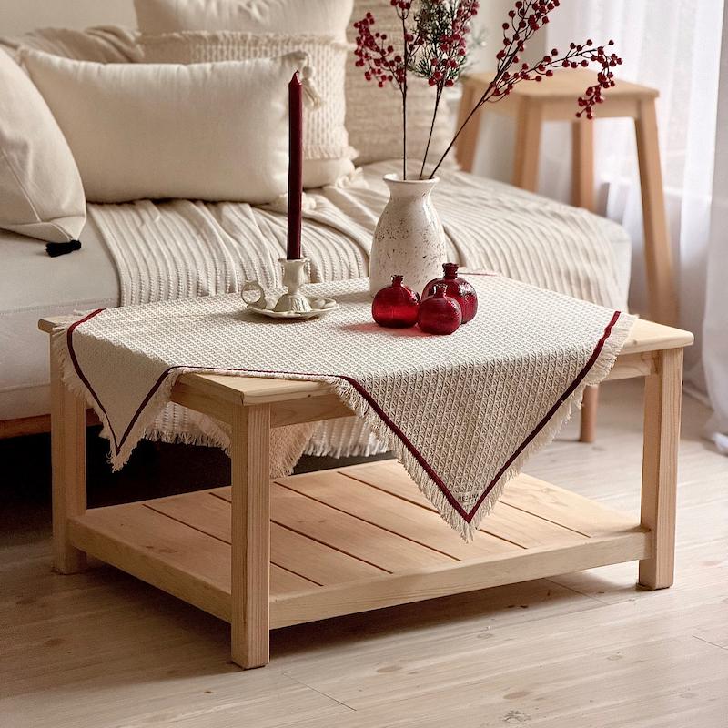 روميزي مربع ولوت با نوار قرمز