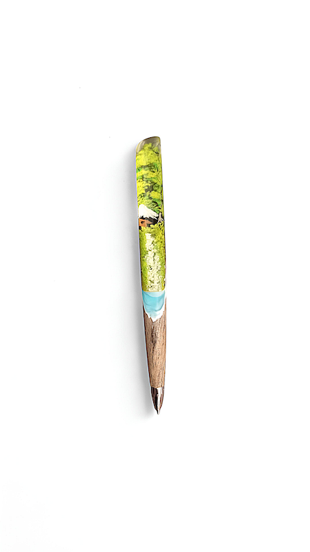 خودکار رزین و چوب کلبه چوبی و آبشار 