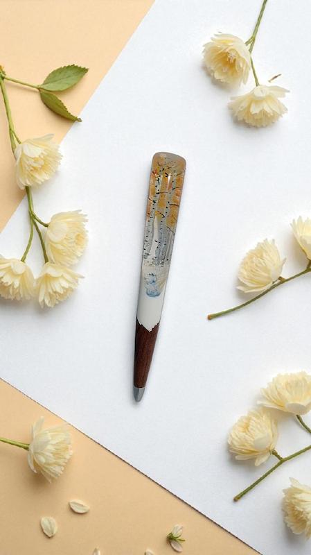 خودکار رزین و چوب درخت چنار در زمستان