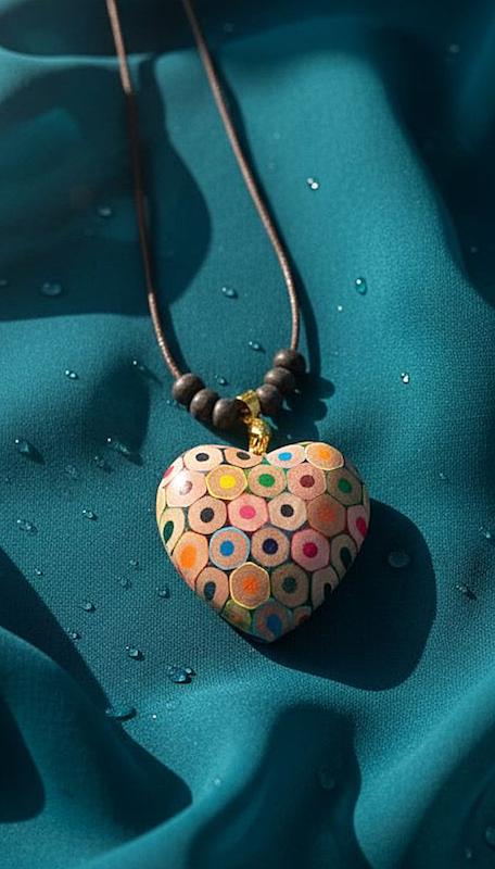 گردنبند رزین و چوب قلب رنگین خاطره 
