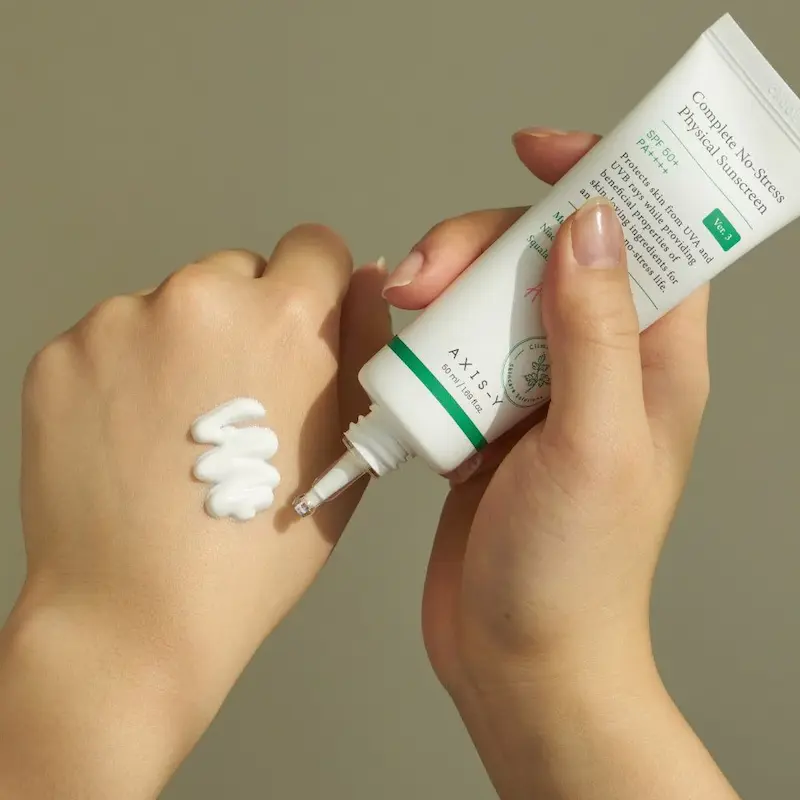 ضد آفتاب فیزیکی اکسیس وای حاوی نیاسینامید مدل Complete No-Stress Physical Sunscreen