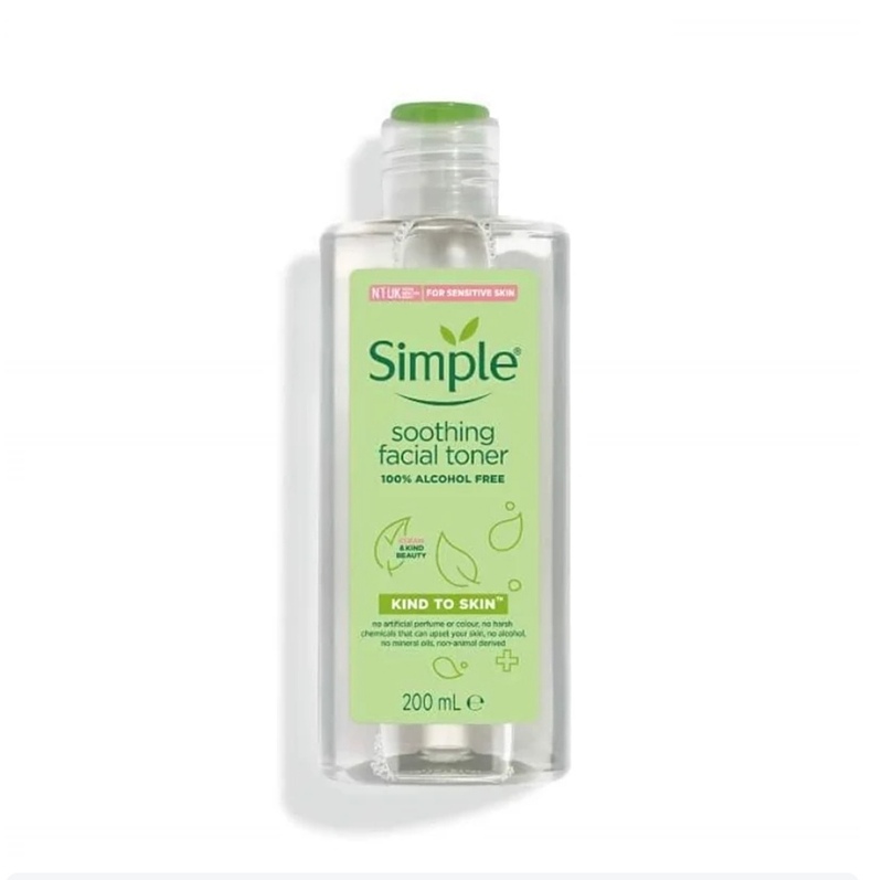 تونر مرطوب کننده سیمپل Simple Kind to Skin Facial Toner Soothing 200ml مناسب انواع پوست، مانع از خشک شدن آن می‌شود. هم‌چنین دارای انواع ویتامین‌ها بوده که به تسکین و نرم شدن بافت پوست کمک کرده و منافذ پوست را تقویت و سفت می‌کند. این محصول جادویی باعث آبرسانی مناسب پوست شده و مانع از ایجاد حساسیت و آسیب در بافت صورتتان می‌شود