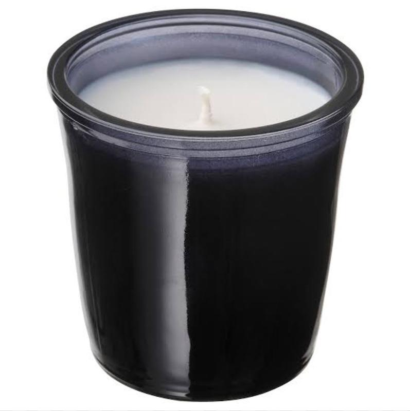 شمع معطر لیوانی ایکیا LÖVTRÄD با رایحه رز مشکی و چوب صندل، ۲۰ ساعته