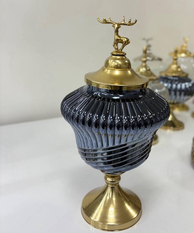 شکلات یا آجیل خوری