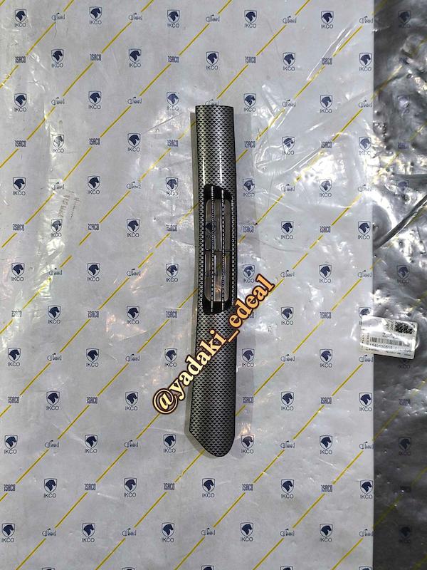 قاب تزئینی روی دریچه هواکش عقب کنسول وسط سورن پلاس زه قاب روی دریچه هوای عقب کنسول سورن پلاس فیبرو کربن شطرنجی(راست)