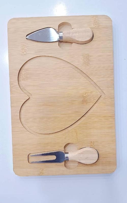 تخته سرو بامبو به همراه کاردک و چنگال صبحانه خوری مدل قلبی