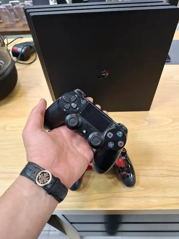 نمای دسته اصلی PS4 پرو استوک