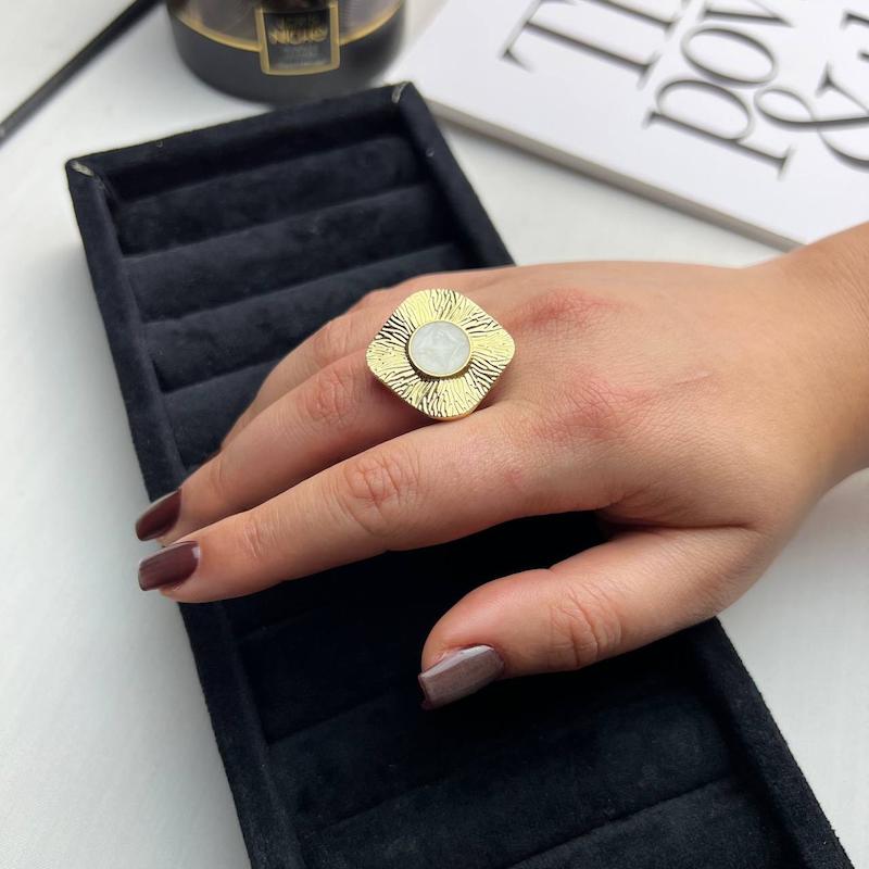 انگشتر مربع مواج گلد با سنگ دایره‌ای