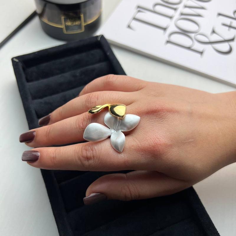 انگشتر گل سفید گلد