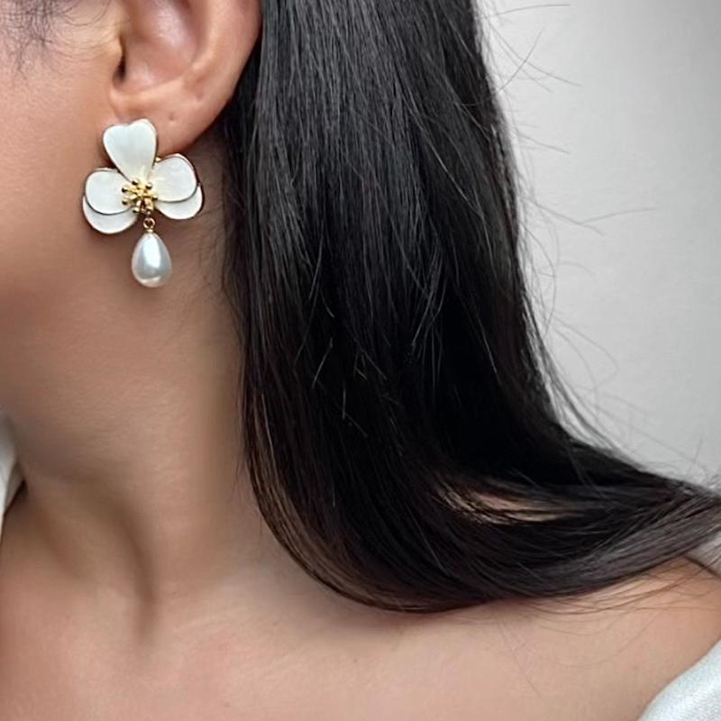 گوشواره گل سه پر با آویز مروارید