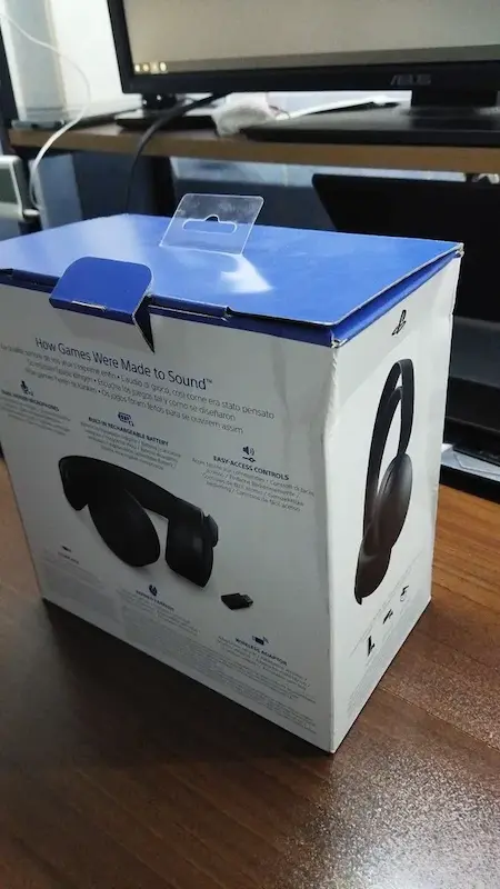 بررسی تخصصی  هدست فرا گیم    هدست pulse 3d را می‌توان یک هدست بسیار مدرن دانست. این هدست را شرکت سونی برای استفاده با PS5 طراحی کرده‌است. طراحی این هدست به صورتی بوده که نمی‌توان گوش راست و چپ آن را اشتباه گذاشت. لایه‌ای سفید روی گوشی این هدست طراحی شده است که می‌تواند نشان دهنده این باشد که هدست را به چه سمتی باید روی سر قرار داد. اما این لایه سفید رنگ فقط برای این موضوع تعبیه نشده است و شکل ظاهری بسیار زیبایی به هدست داده است. از طرفی در کنار PS5 بسیار زیباتر می‌شود. صدای موسیقی با این هدست جزئیات زیادی دارد به صورتی که اگر موسیقی این هدست با بهترین هدست‌های دنیا مقایسه شود صداهایی در موسیقی این هدست وجود دارد که در هیچ هدست دیگری قابل شنیده شدن نیست. از این رو می‌توان گفت کیفیت ساخت این محصول بسیار بالا بوده و شاید هدست‌های دیگر نتوانند به راحتی با آن رقابت کنند.   مشاهده بیشتر مشخصات مشخصات  تعداد  ۱ قلم  سایر توضیحات  هدست گیمینگ سونی پلی استیشن ۴ و ۵ مدل PULSE ۳D مخصوص پلی‌استیشن‌های نسل ۴ و ۵ است PS۴ PS۵