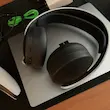 بررسی تخصصی  هدست فرا گیم    هدست pulse 3d را می‌توان یک هدست بسیار مدرن دانست. این هدست را شرکت سونی برای استفاده با PS5 طراحی کرده‌است. طراحی این هدست به صورتی بوده که نمی‌توان گوش راست و چپ آن را اشتباه گذاشت. لایه‌ای سفید روی گوشی این هدست طراحی شده است که می‌تواند نشان دهنده این باشد که هدست را به چه سمتی باید روی سر قرار داد. اما این لایه سفید رنگ فقط برای این موضوع تعبیه نشده است و شکل ظاهری بسیار زیبایی به هدست داده است. از طرفی در کنار PS5 بسیار زیباتر می‌شود. صدای موسیقی با این هدست جزئیات زیادی دارد به صورتی که اگر موسیقی این هدست با بهترین هدست‌های دنیا مقایسه شود صداهایی در موسیقی این هدست وجود دارد که در هیچ هدست دیگری قابل شنیده شدن نیست. از این رو می‌توان گفت کیفیت ساخت این محصول بسیار بالا بوده و شاید هدست‌های دیگر نتوانند به راحتی با آن رقابت کنند.   مشاهده بیشتر مشخصات مشخصات  تعداد  ۱ قلم  سایر توضیحات  هدست گیمینگ سونی پلی استیشن ۴ و ۵ مدل PULSE ۳D مخصوص پلی‌استیشن‌های نسل ۴ و ۵ است PS۴ PS۵