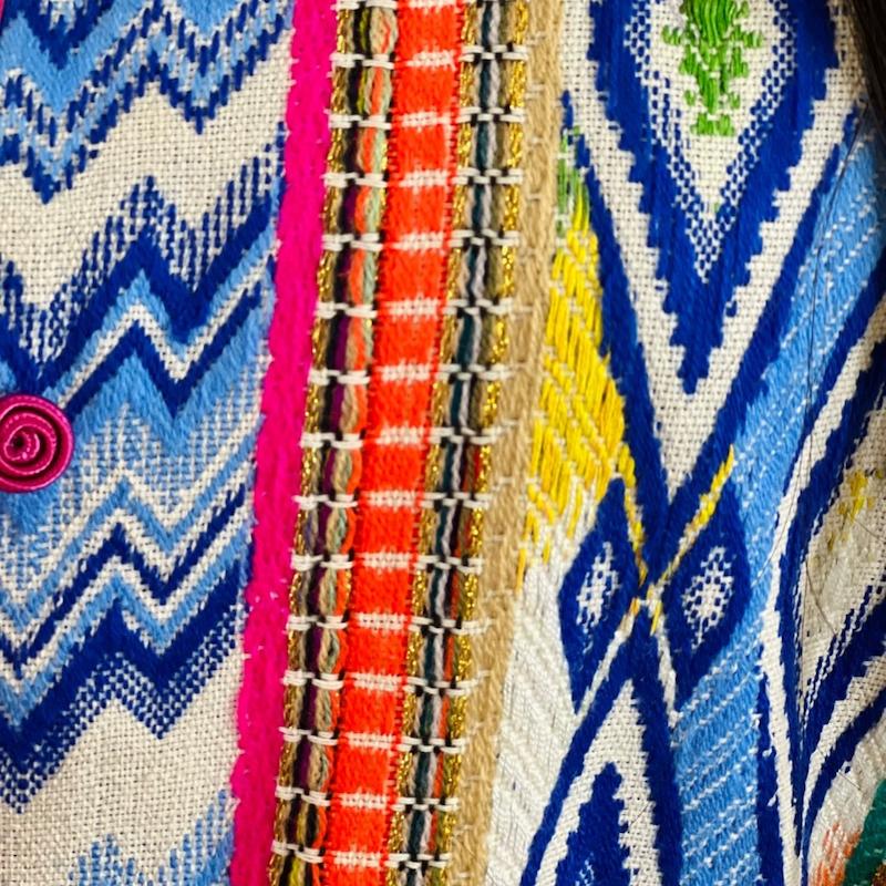 نمای نزدیک پارچه وست رنگارنگ آیوی