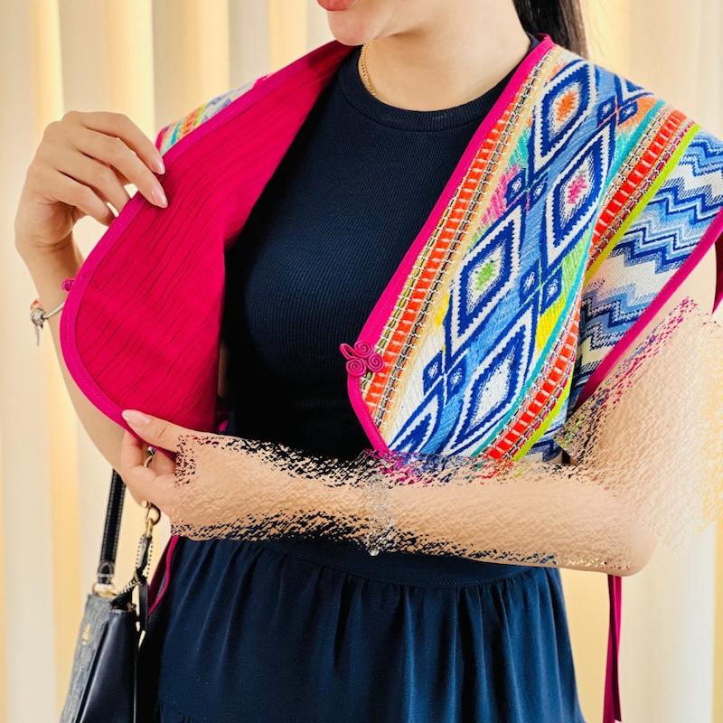 نمای کناری جلیقه سنتی زنانه با بند قابل تنظیم