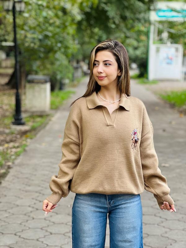 پلیور بافت زنانه یقه شکاری رنگ کرم نسکافه‌ای Ivybrand