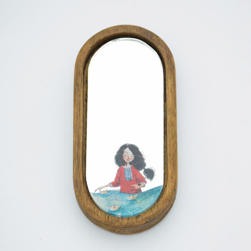 آینه همراه طرح دختر قایقی