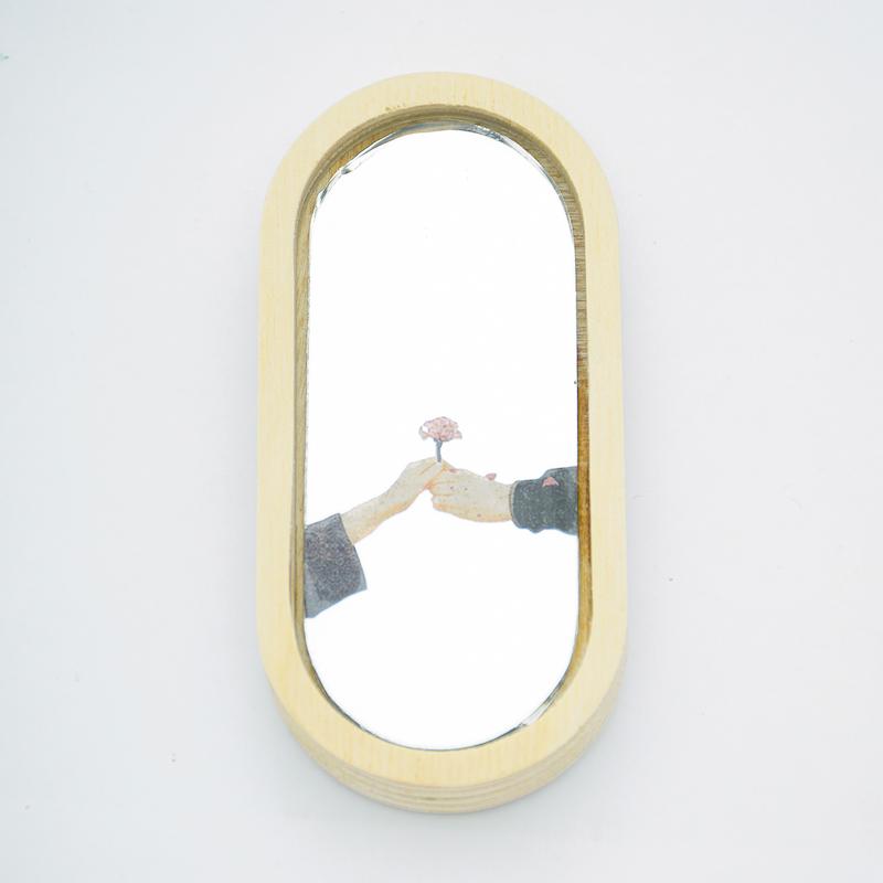 آینه همراه طرح دست و گل