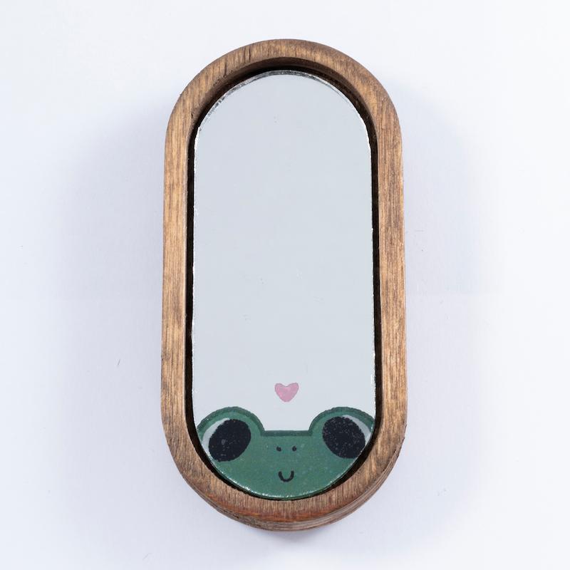 آینه همراه طرح قورباغه
