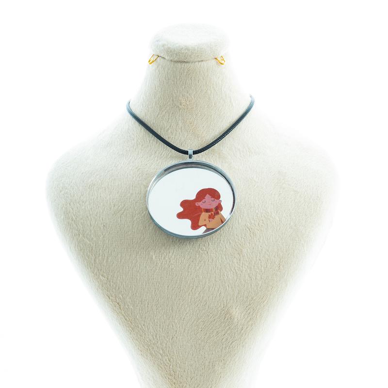گردنبند آینه ای طرح دختر پاییز