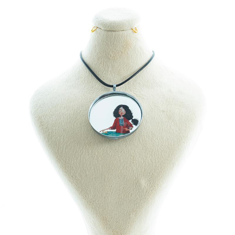 گردنبند آینه ای طرح دختر قایقی
