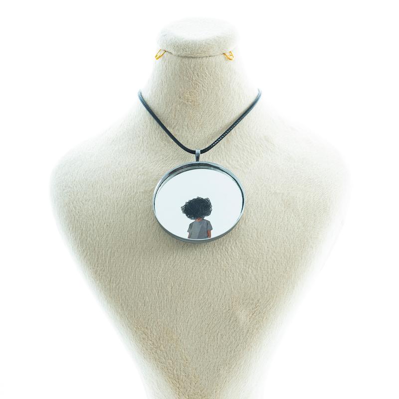 گردنبند آینه ای طرح پسر فرفری