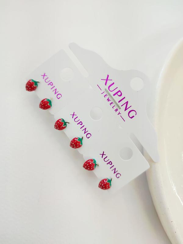 گوشواره میخی توت فرنگی  از برند ژوپینگ