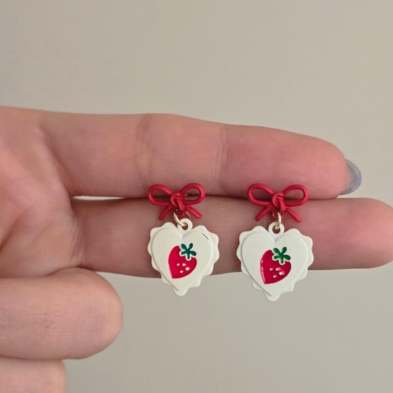 گوشواره توت فرنگی و پاپیون