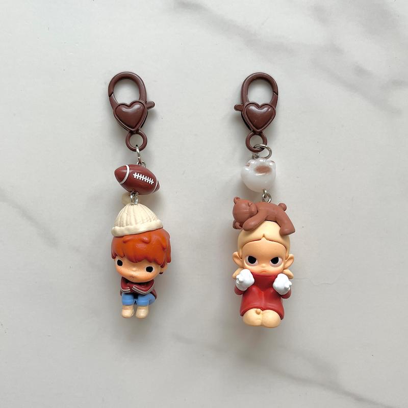 چارم هیرونو و نیوتا نشسته 