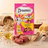 تشویقی گربه دریمیز مدل Snack With Beef and Chese وزن 60 گرم، طعم گوشت و پنیر، روکش دار با بافت ترد و درون نرم، مناسب گربه بالغ، حاوی ویتامین و مینرال