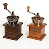 دو مدل آسیاب قهوه دستی با پایه چوبی در رنگ روشن و تیره کنار هم