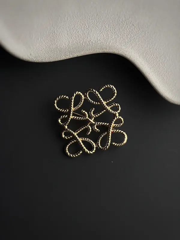 سنجاق سینه Loewe