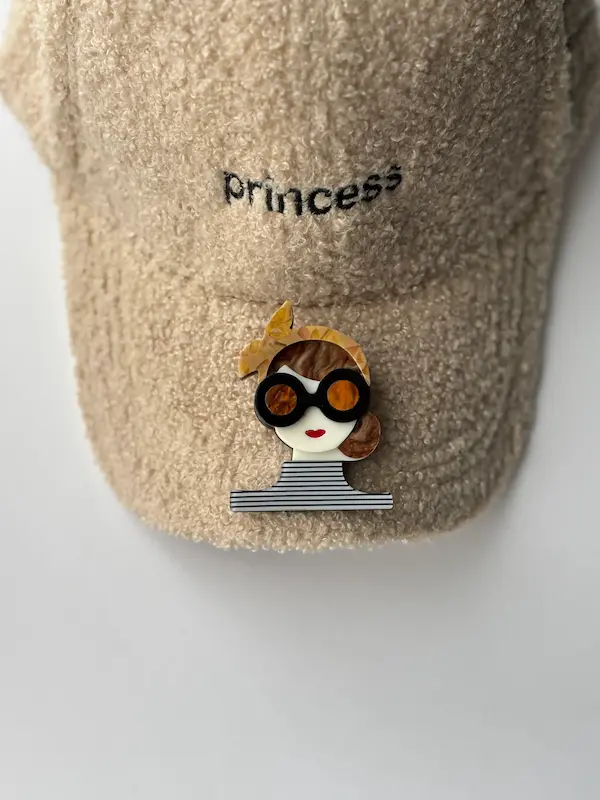 سنجاق سینه دختر با عینک
