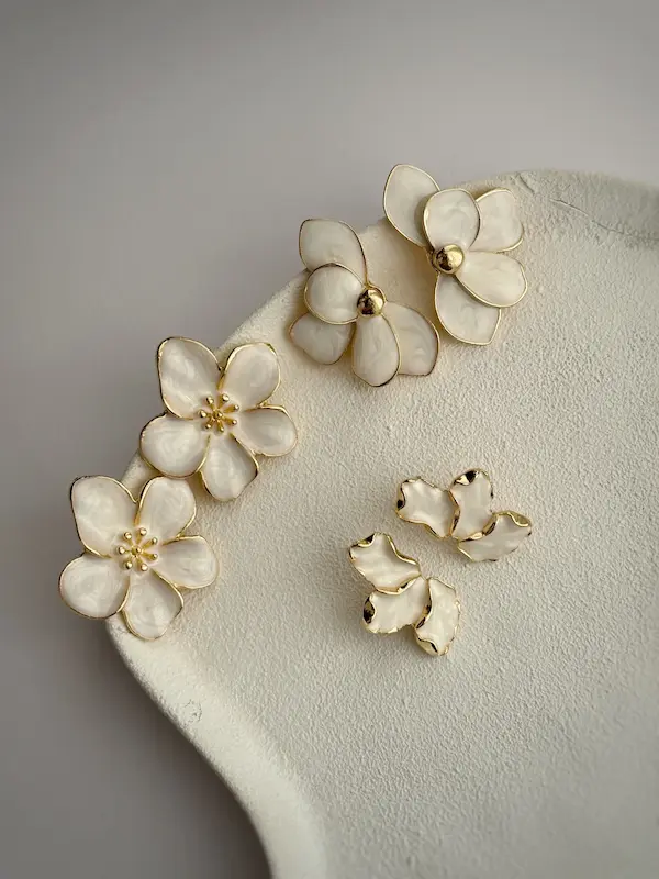 گوشواره های گل سفید