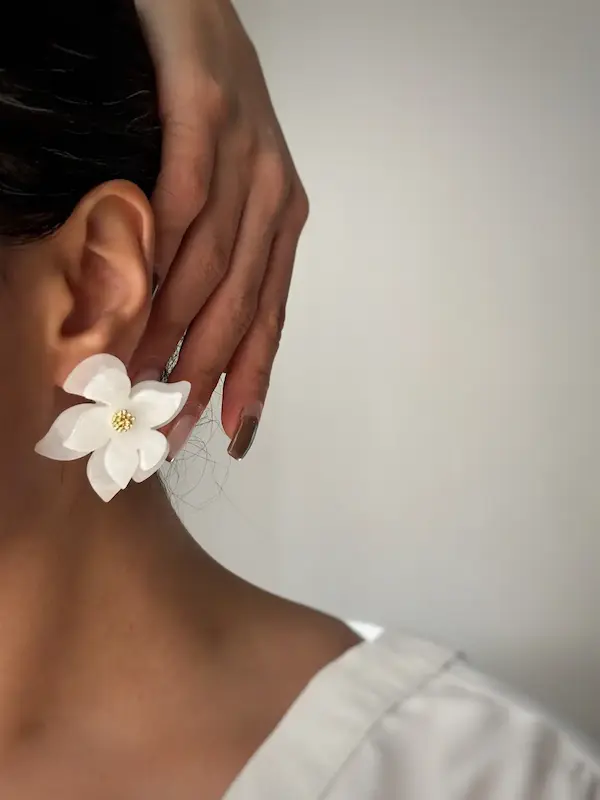 گوشواره گل 2 لایه سفید
