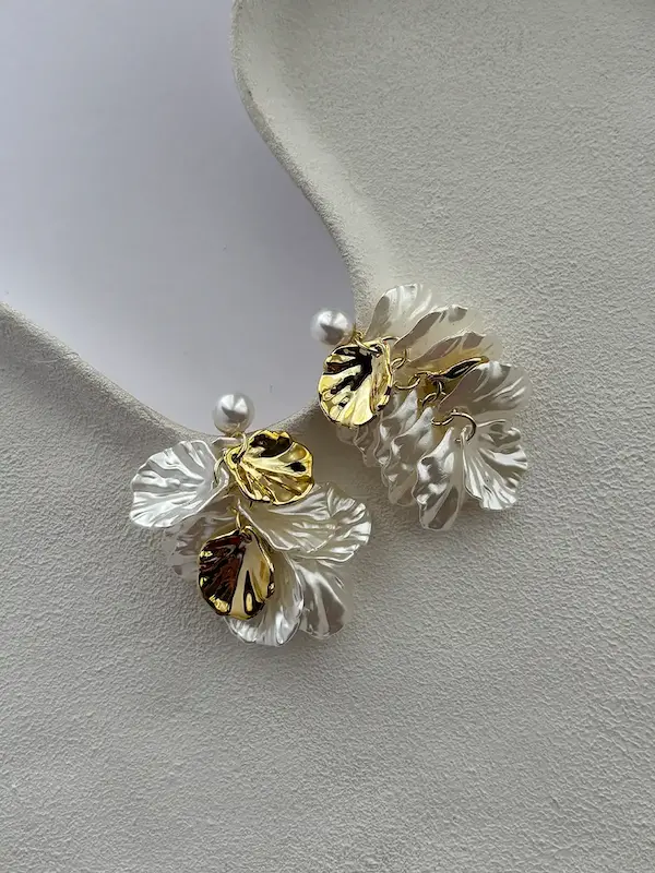 گوشواره گل صدفی سفید طلایی