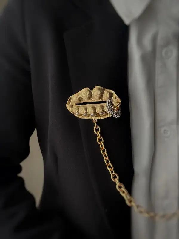 سنجاق سینه زنجیری