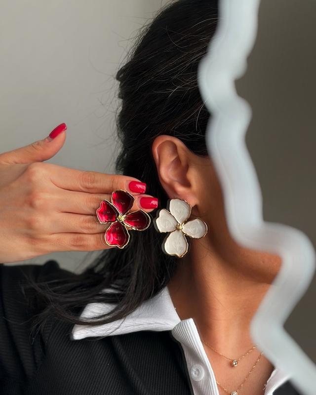 گوشواره گل میناکاری بزرگ رنگی با طراحی برجسته